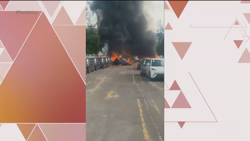 2 de 4
Testemunhas relatam série de explosões após colisão entre helicópteros que matou seis pessoas no Rio — Foto: Reprodução/TV Globo