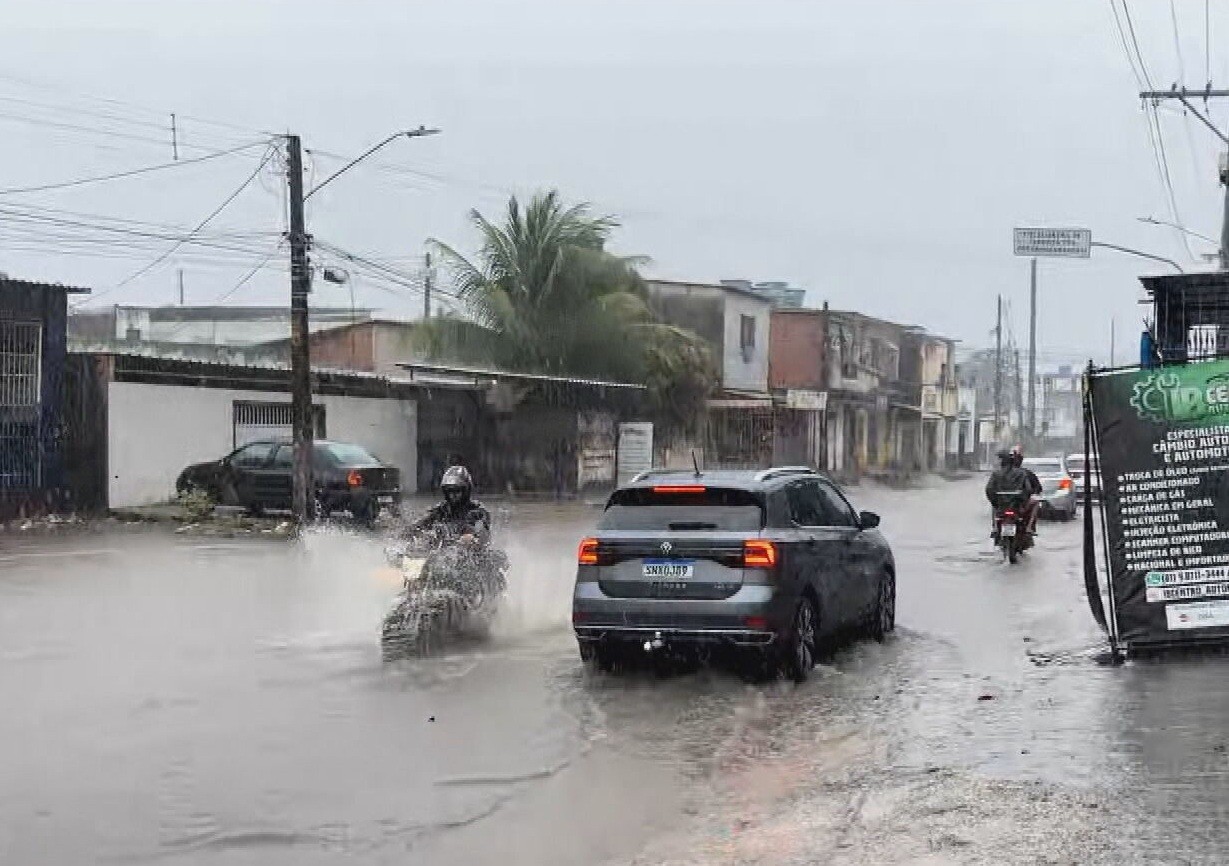 Chuva no Grande Recife causa alagamentos; saiba onde mais choveu e veja previsão do tempo