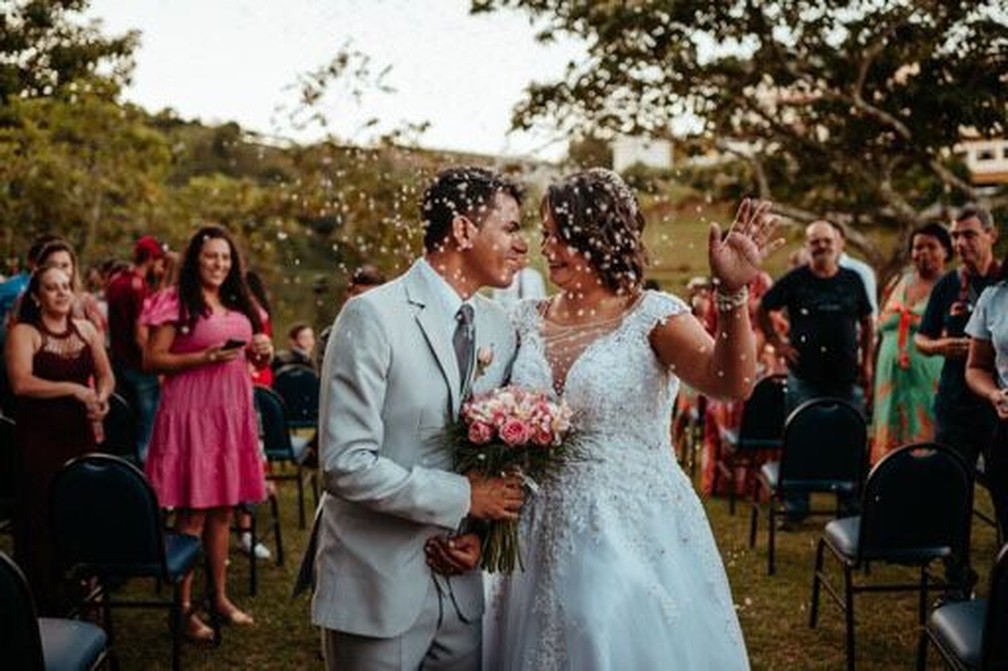 Casal fica mostrando puro amor um ao outro ao pôr do sol