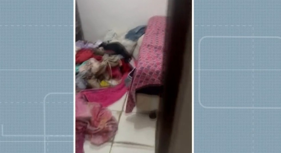 Casa foi revirada pelos criminosos — Foto: Reprodução/TV Bahia