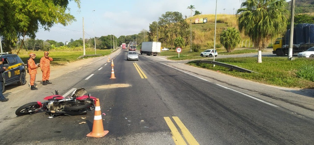 Acidente entre carro e moto deixa jovem ferido na BR-393, em Paraíba do Sul 