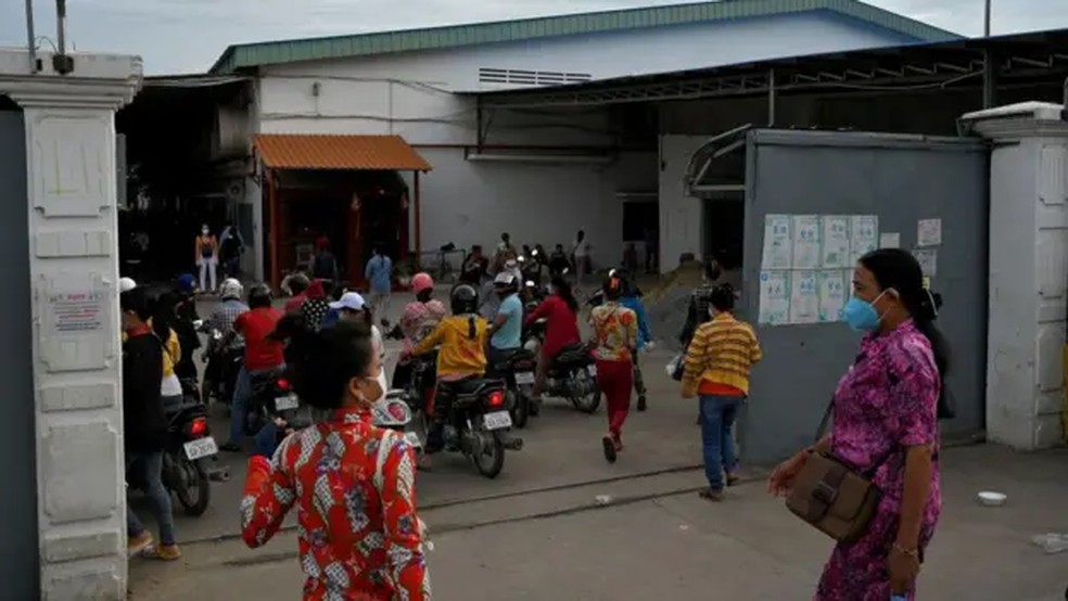 As tarifas de Trump aumentam a pressão sobre o setor, que já enfrenta dificuldades como a pobreza e a falta de direitos trabalhistas no Camboja e a crise econômica atual no Sri Lanka — Foto: GETTY IMAGES