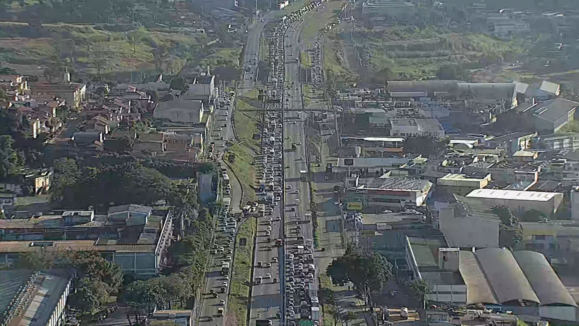 Acidente de moto deixa uma pessoa morta no Anel Rodoviário de BH; trânsito está carregado