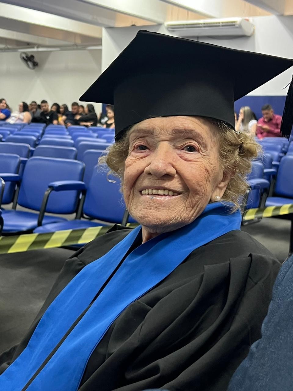 Aos 91 anos, idosa realiza sonha de ir à escola para aprender a ler e escrever e se forma no ensino médio: 'Quanto mais se vive mais se aprende'