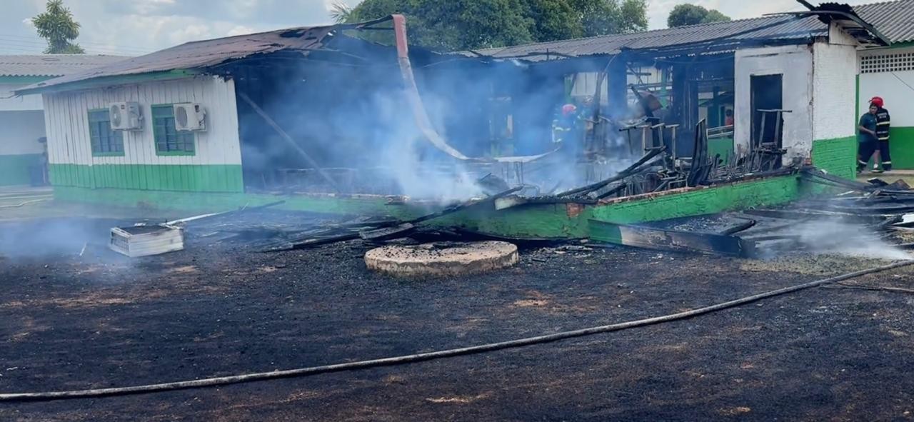Alunos e professores são evacuados após incêndio atingir escola e destruir salas de aula em MT