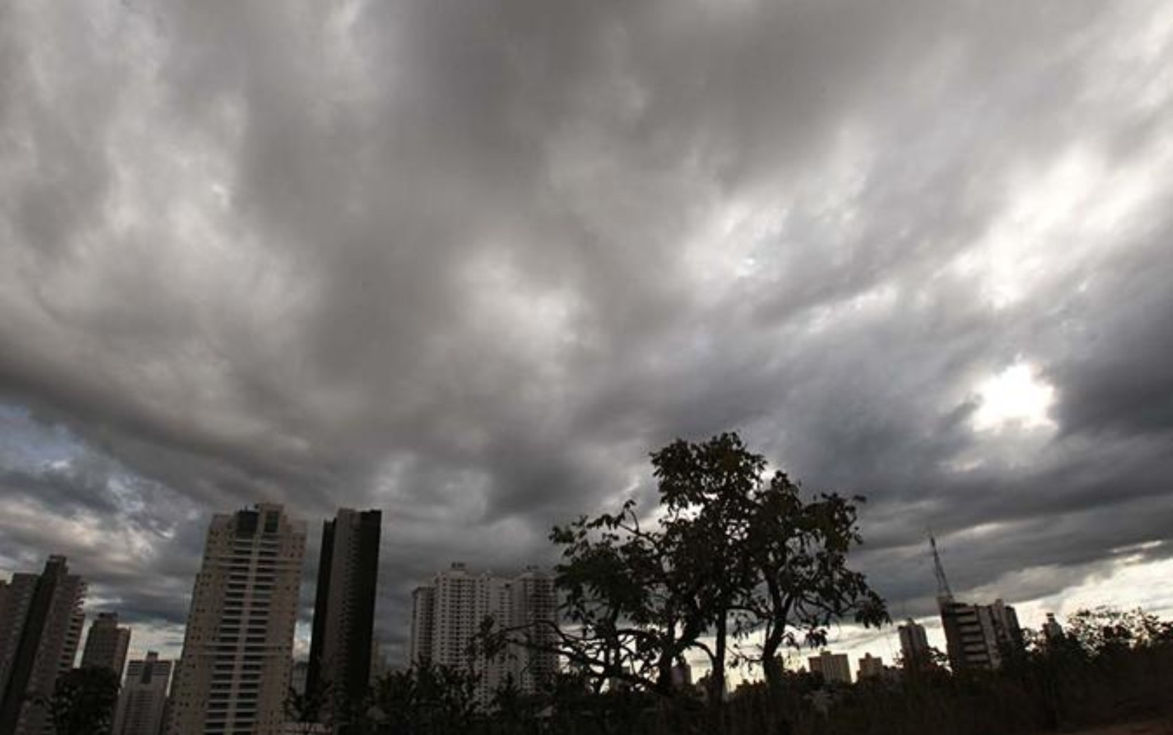 Frente fria pode reduzir temperaturas e causar chuvas isoladas em Goiás; veja onde