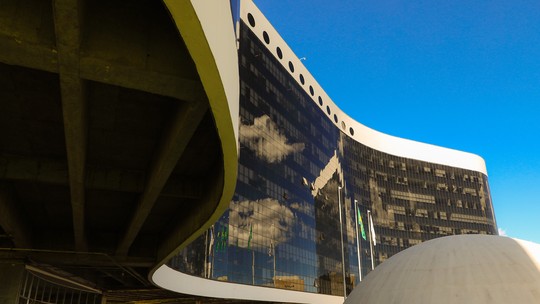 'Guerra jurídica' entre presidenciáveis já rende 450 ações no TSE