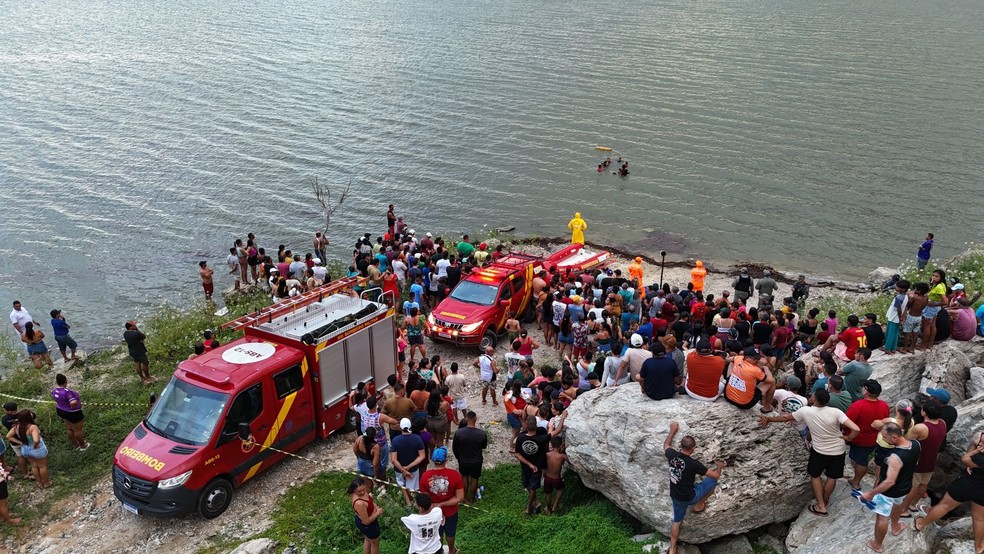 População acompanha buscas realizadas pelo Corpo de Bombeiros em reservatório no RN — Foto: Cardoso Silva/Inter TV Costa Branca