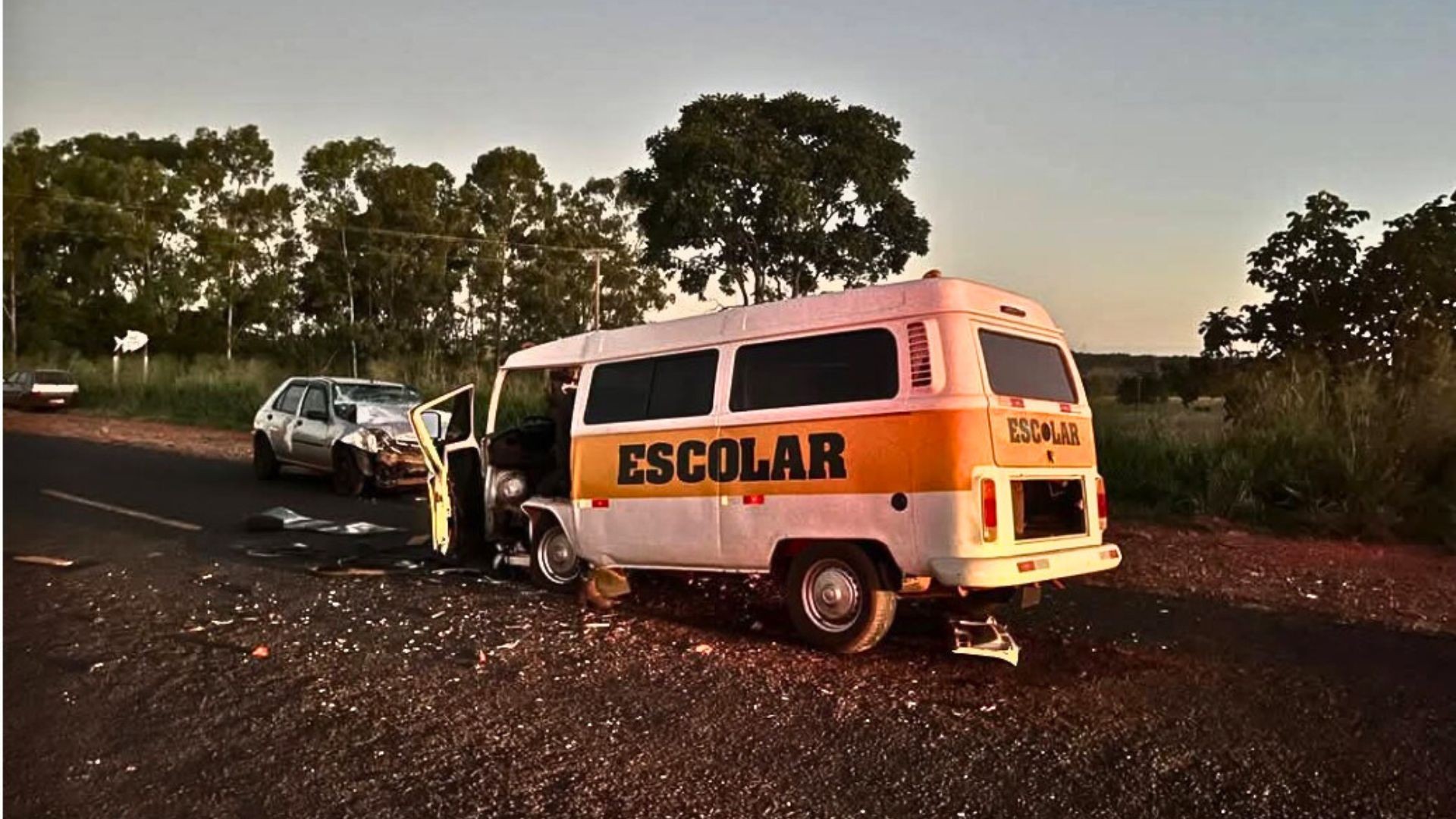 
Batida entre kombi escolar e carro deixa crianças feridas na MG-255