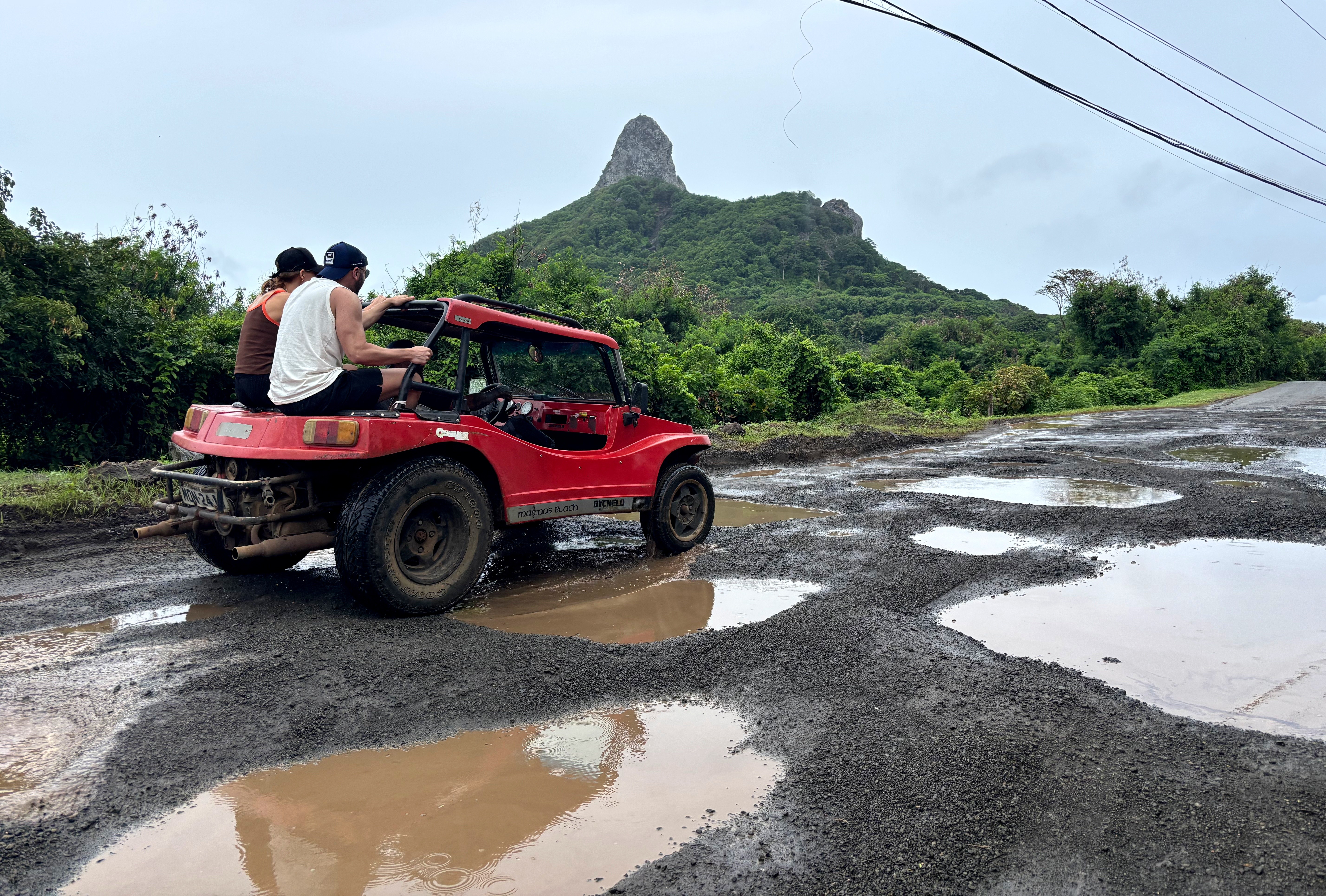 Lama e buracos dificultam circulação de veículos e pedestres em Fernando de Noronha