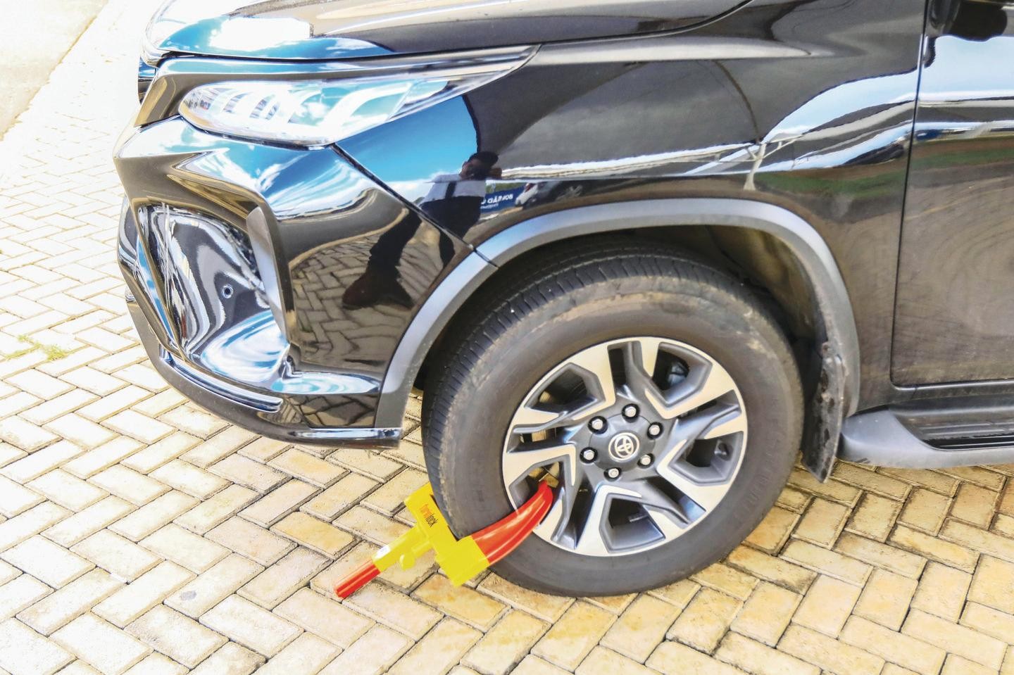 Carros estacionados em aeroporto de Goiânia recebem trava de segurança para evitar furtos