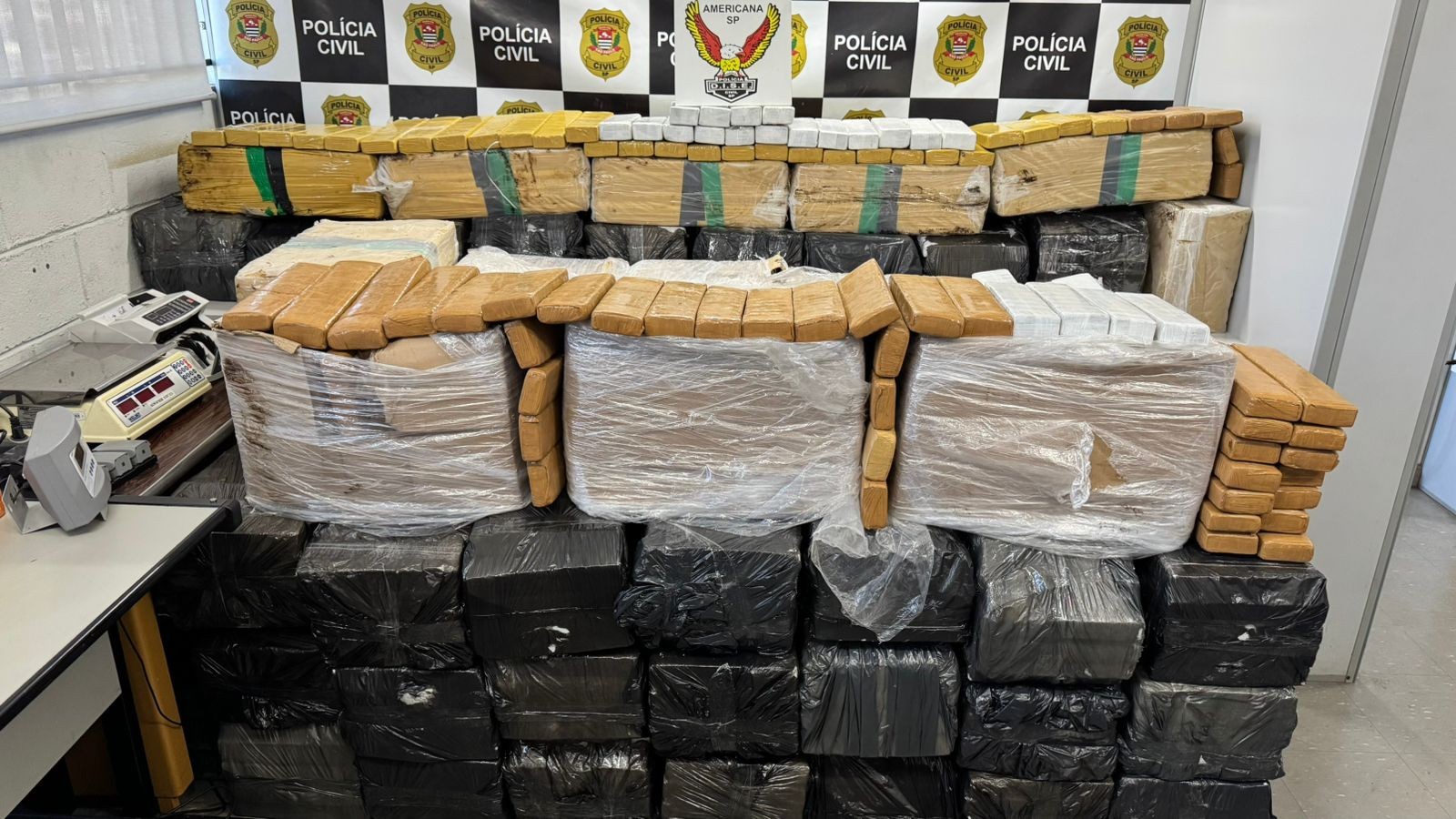 Polícia apreende 1,3 mil quilos de drogas em carreta bitrem que transportava banheiros químicos em rodovia de Santa Bárbara 