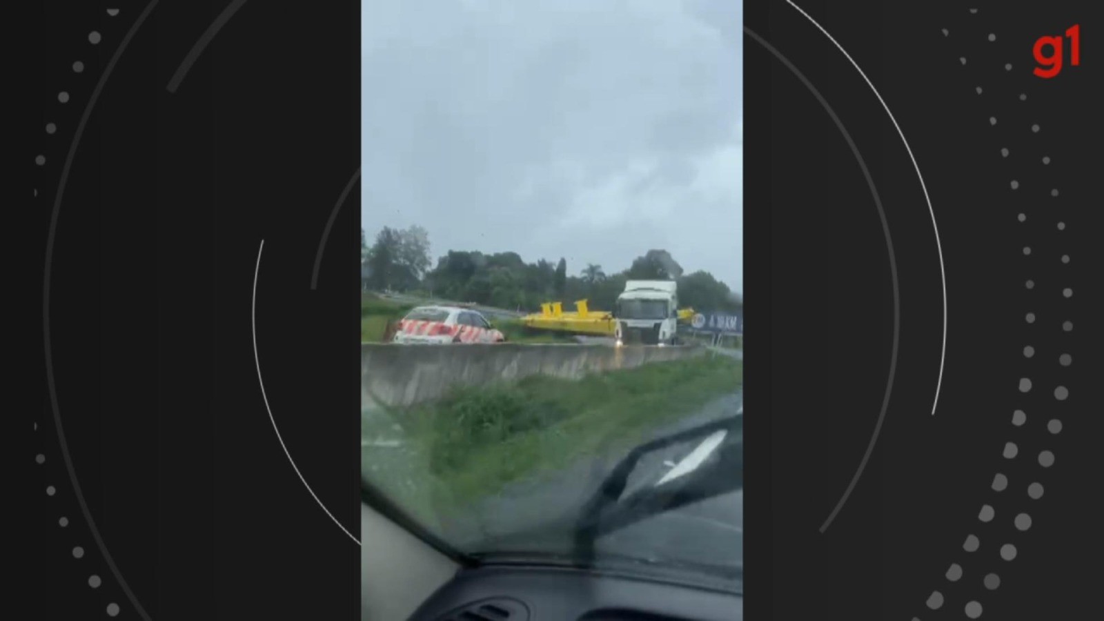 Carreta fica atravessada na pista e interdita Contorno Sul, em São José dos Pinhais