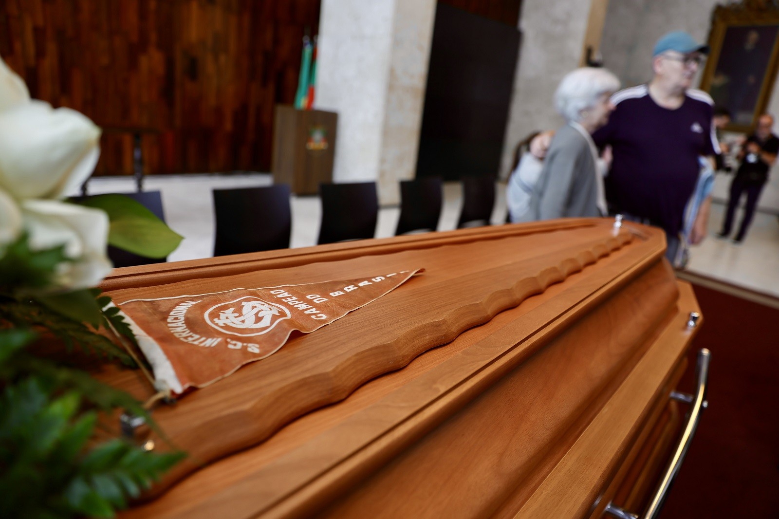 Corpo do escritor Luis Fernando Verissimo é sepultado em Porto Alegre