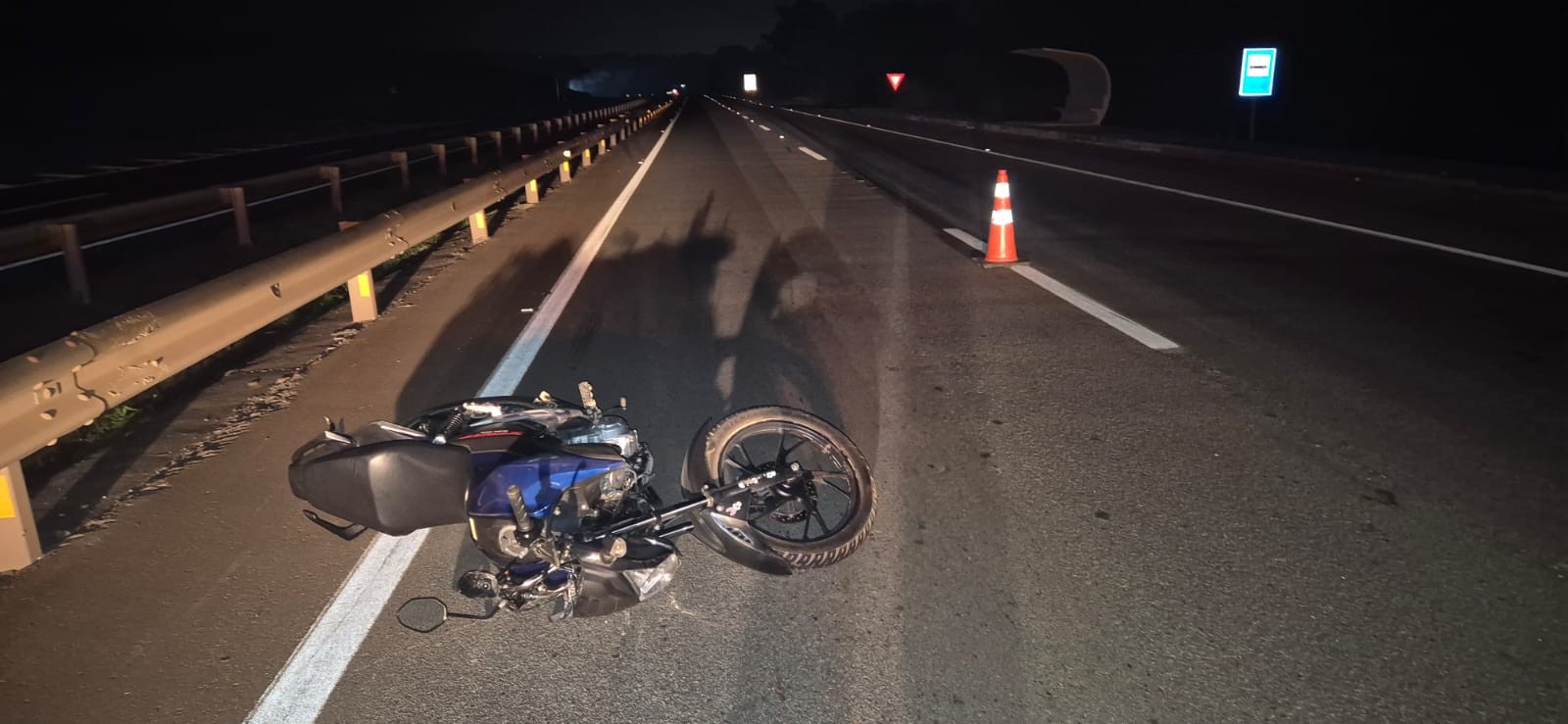 Moto bate em placa de sinalização na BR-262 e deixa jovem morto e outro gravemente ferido em MG