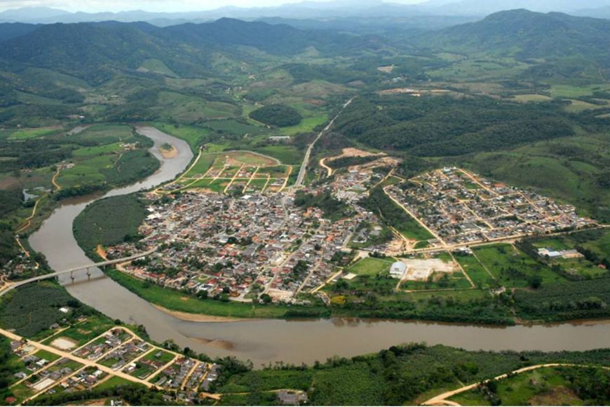 Vazamento de óleo atinge rio entre SP e PR e deixa cidades em alerta por contaminação