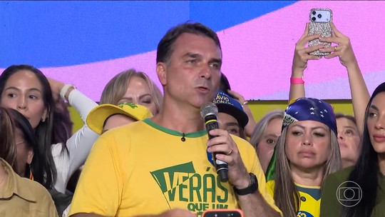 Flávio Bolsonaro promete aplicativo para serviços públicos e mudanças nas escolas