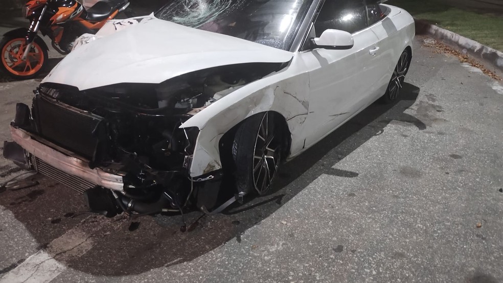 Motorista do Audi branco, de 29 anos, se recusou a fazer o teste do bafômetro e foi levado para a 79ªDP. — Foto: Reprodução