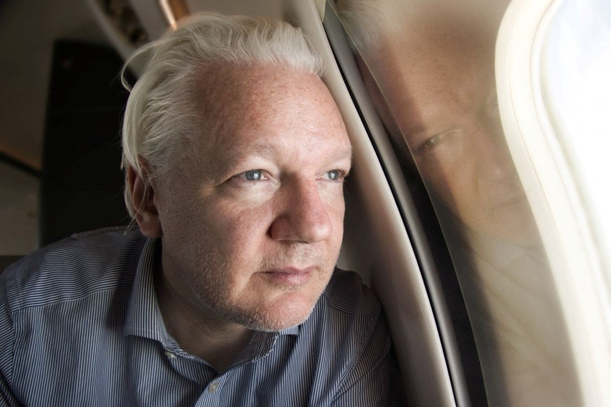 WikiLeaks publishes a photo of Julian Assange on the plane on his way to the Northern Mariana Islands  world