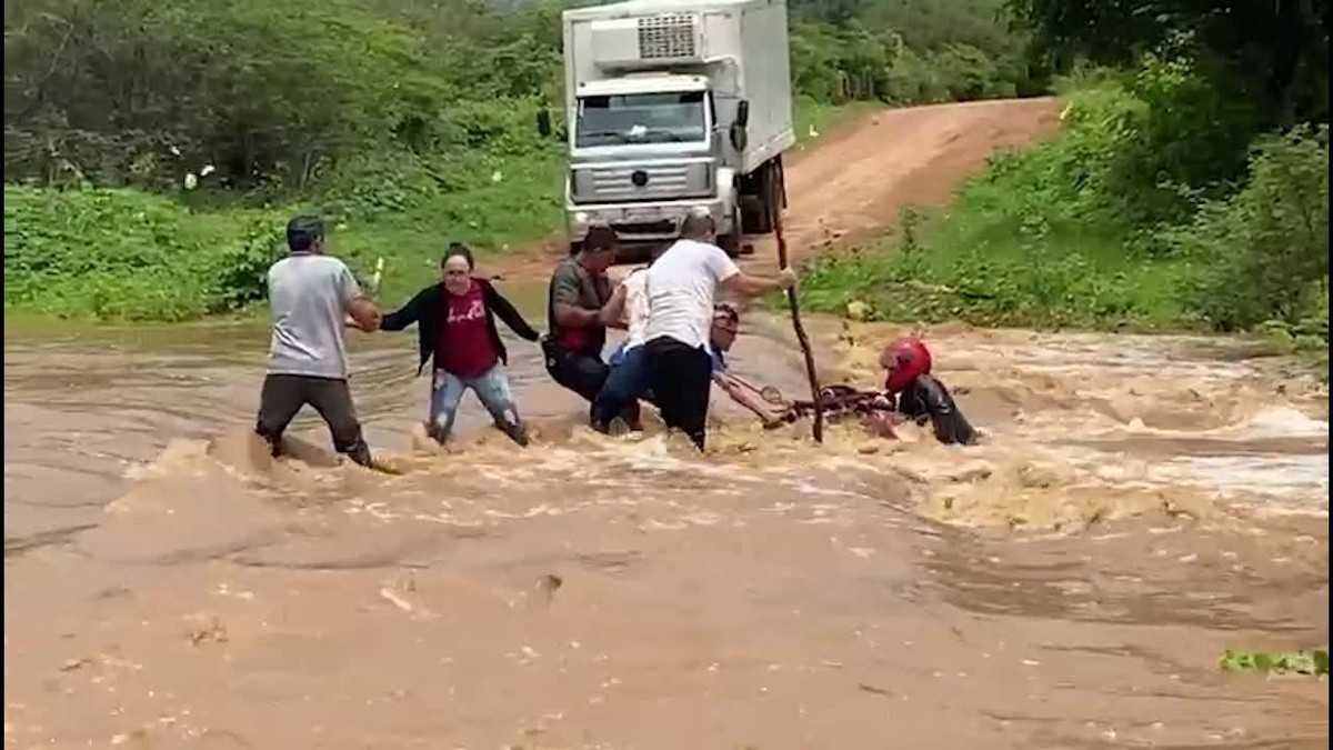Vídeo: mototaxista é arrastado por enxurrada e salvo por corrente humana em estrada no Sul do Piauí