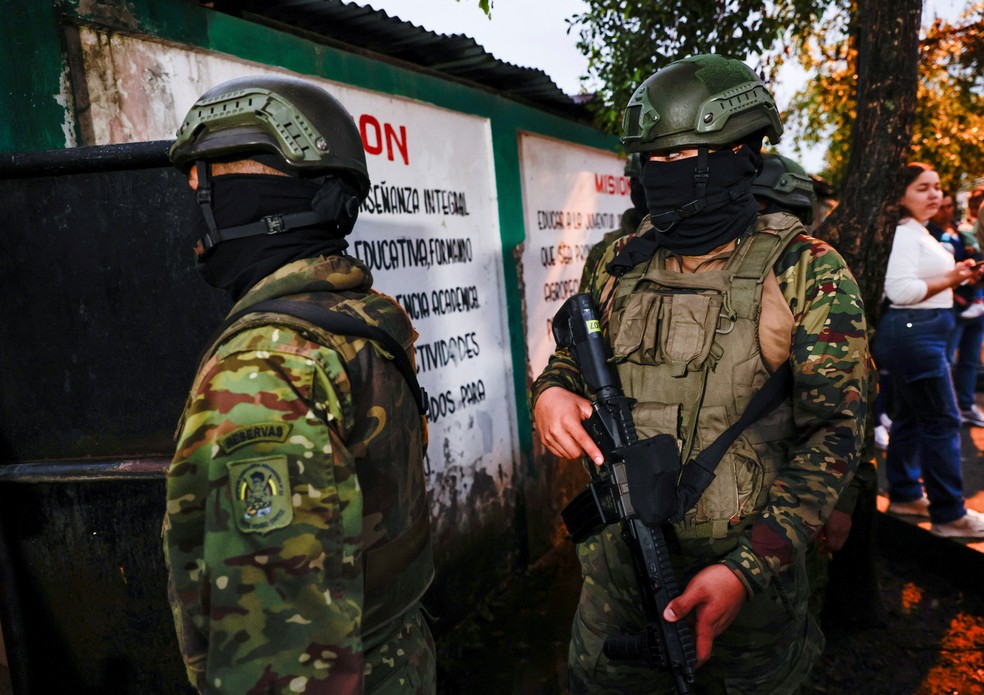 Militares protegem uma seção eleitoral no dia da eleição presidencial, em Canuto, Equador, 9 de fevereiro de 2025. — Foto: REUTERS/Karen Toro