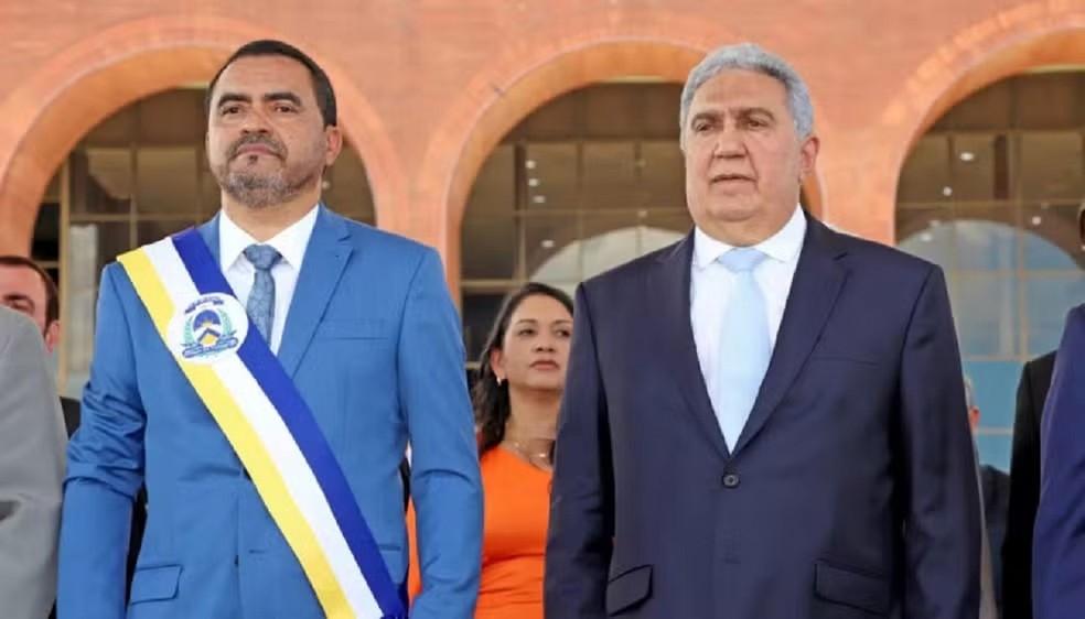 Wanderlei Barbosa (Republicanos) e Laurez Moreira (PSD) durante cerimônia de posse, em 2023. — Foto: Governo do Tocantins/Divulgação
