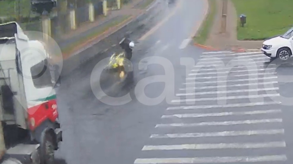 VÍDEO: Motoboy pula de moto e se salva de ser atropelado por caminhão