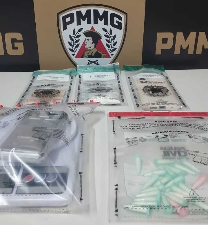 Cocaína, balanças e ácido bórico são apreendidos em pé de goiaba e vaso sanitário, em Governador Valadares