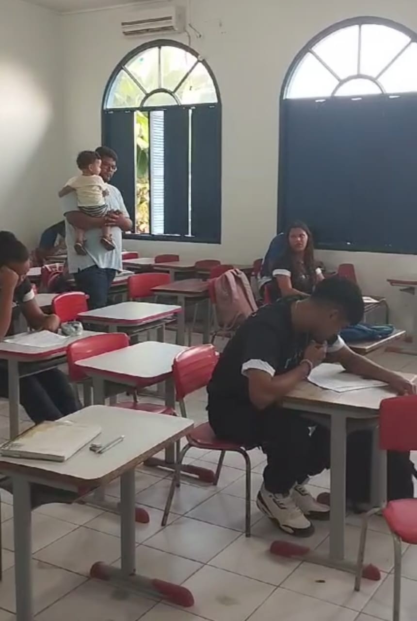 VÍDEO: Professor segura filho de aluna para que ela possa fazer prova no Acre e gesto repercute: 'empatia'