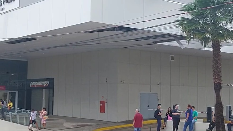 Chuva e ventos de mais de 120 km/h derrubam árvores e placas de marquise de shopping em Ourinhos — Foto: Larissa Piauí/TV TEM