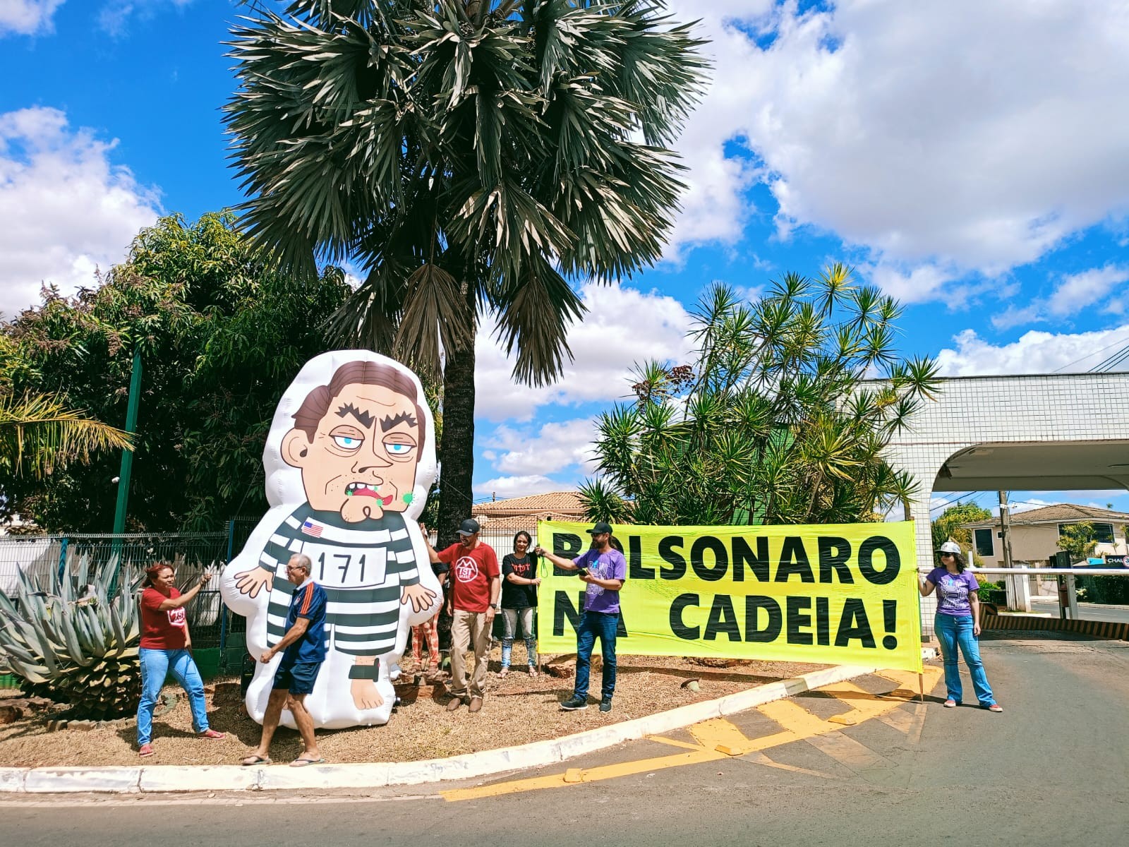 Grupos pró e contra Bolsonaro batem boca em frente ao condomínio do ex-presidente, em Brasília