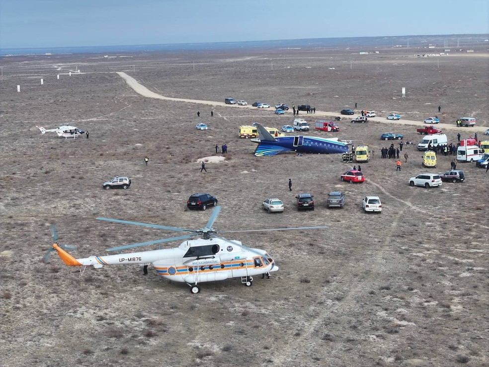 Drone mostra o local da queda de um avião de passageiros da Azerbaijan Airlines perto da cidade de Aktau, no Cazaquistão, em 25 de dezembro de 2024 — Foto: Azamat Sarsenbayev/Reuters