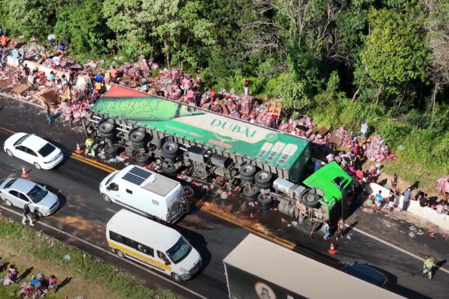 Carga de energéticos é saqueada após carreta tombar em rodovia do Paraná