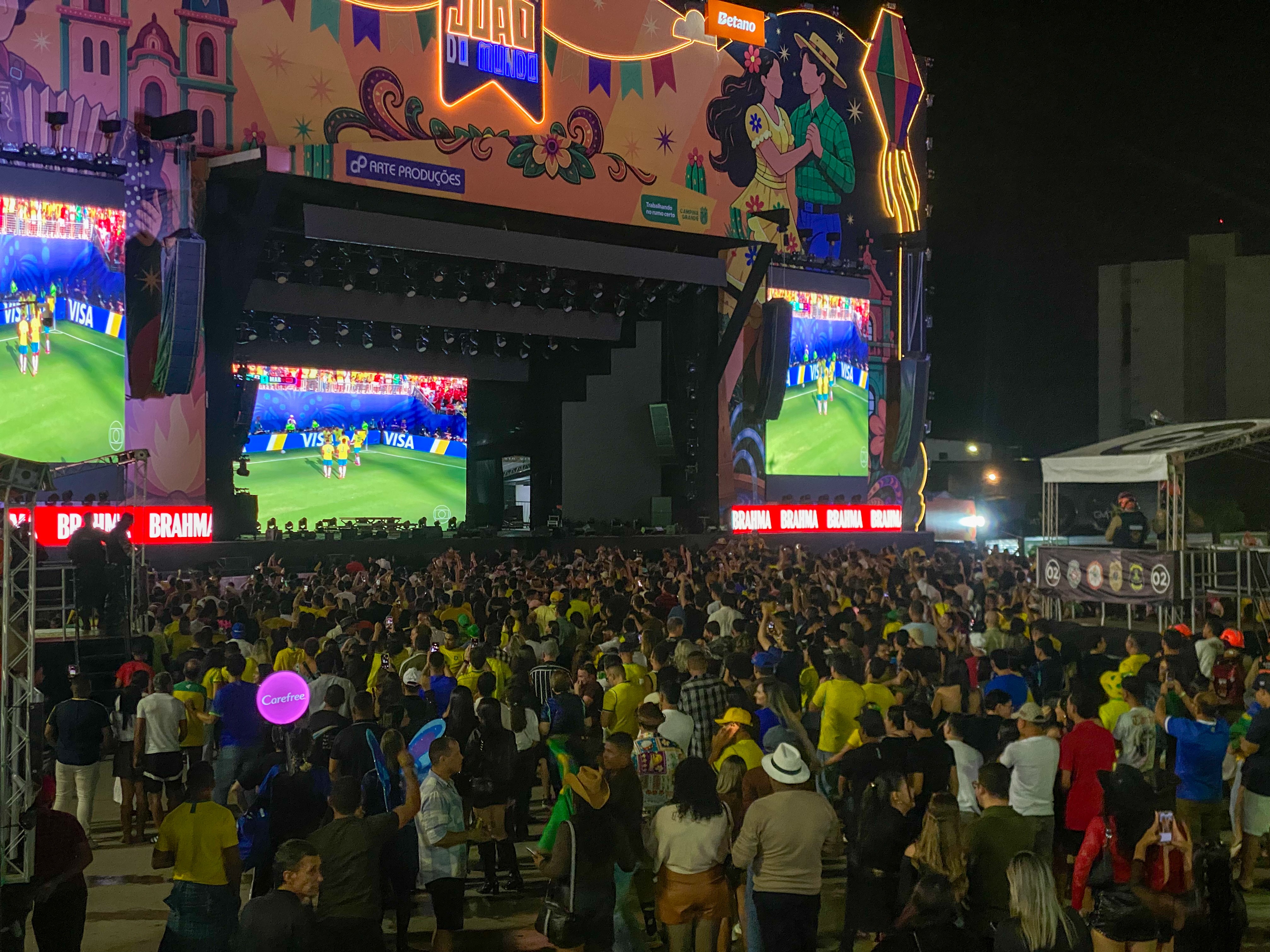 Parque do Povo reúne torcedores para estreia do Brasil na Copa do Mundo durante São João de Campina Grande