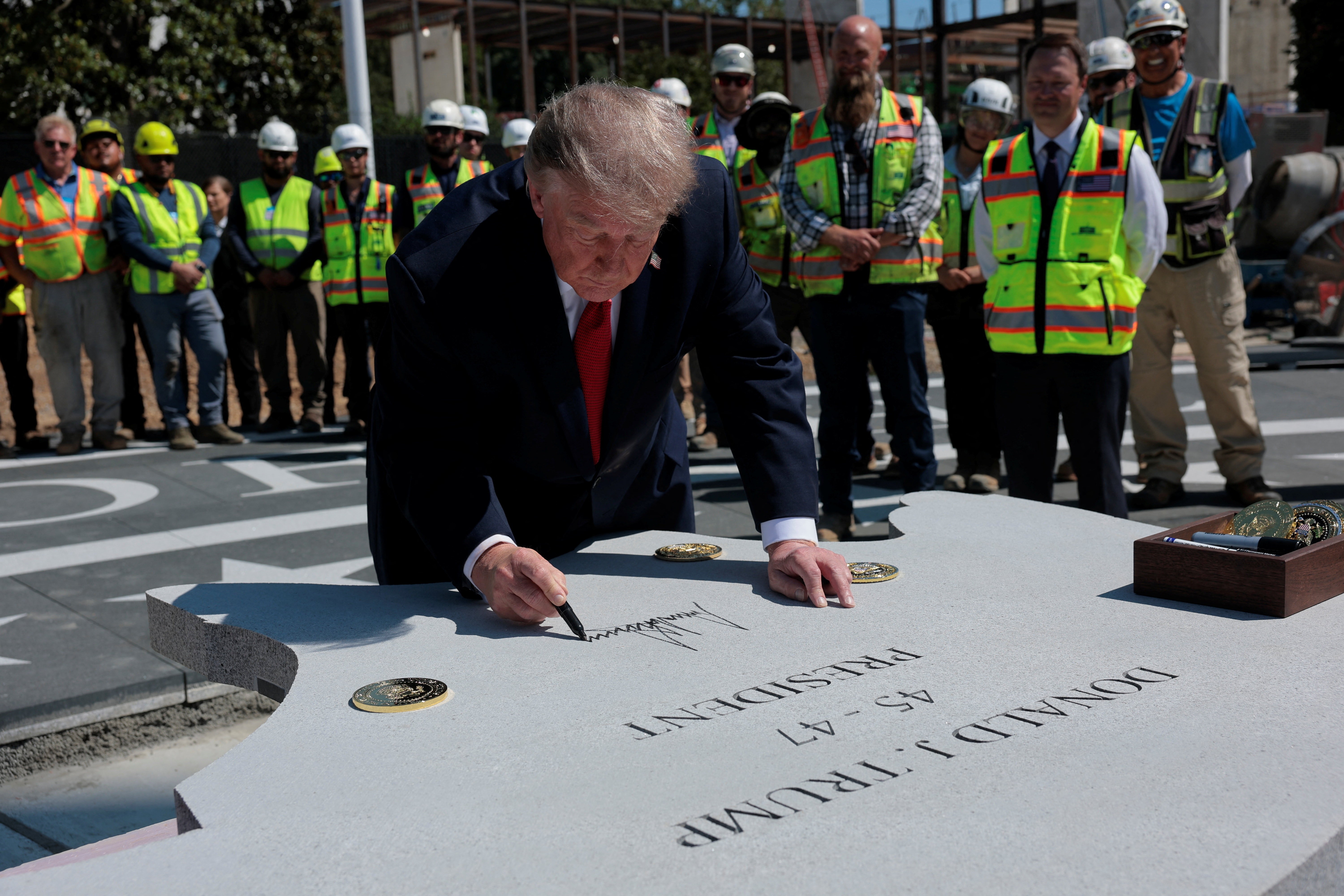 Com popularidade caindo e em meio a impasse com Irã, Trump se volta