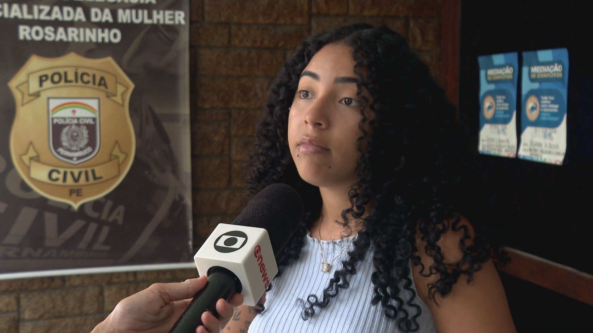 'Estou sendo atacada na internet', diz modelo que levou tapa na bunda em sessão de fotos