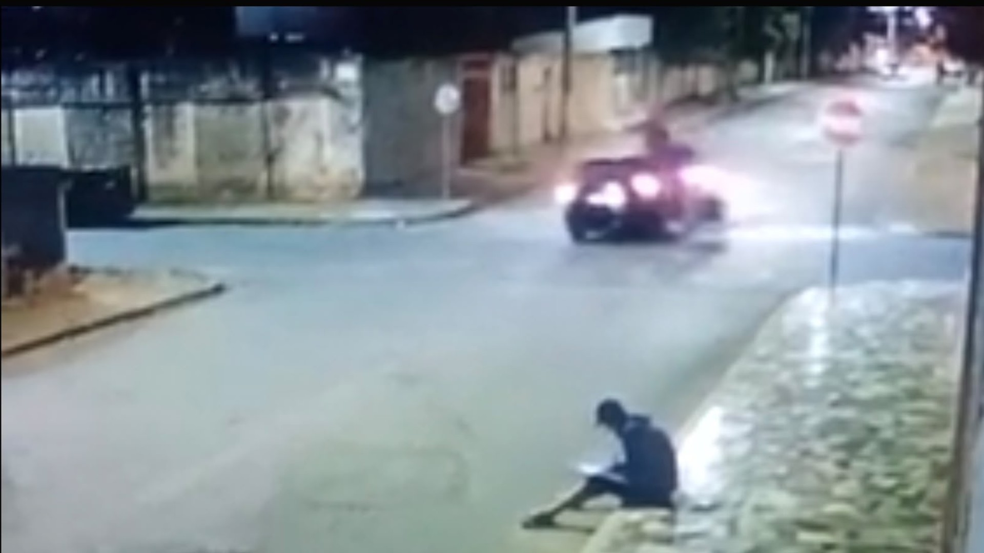 VÍDEO: Entregador gira no ar ao bater em carro que avançou 'pare' em MG