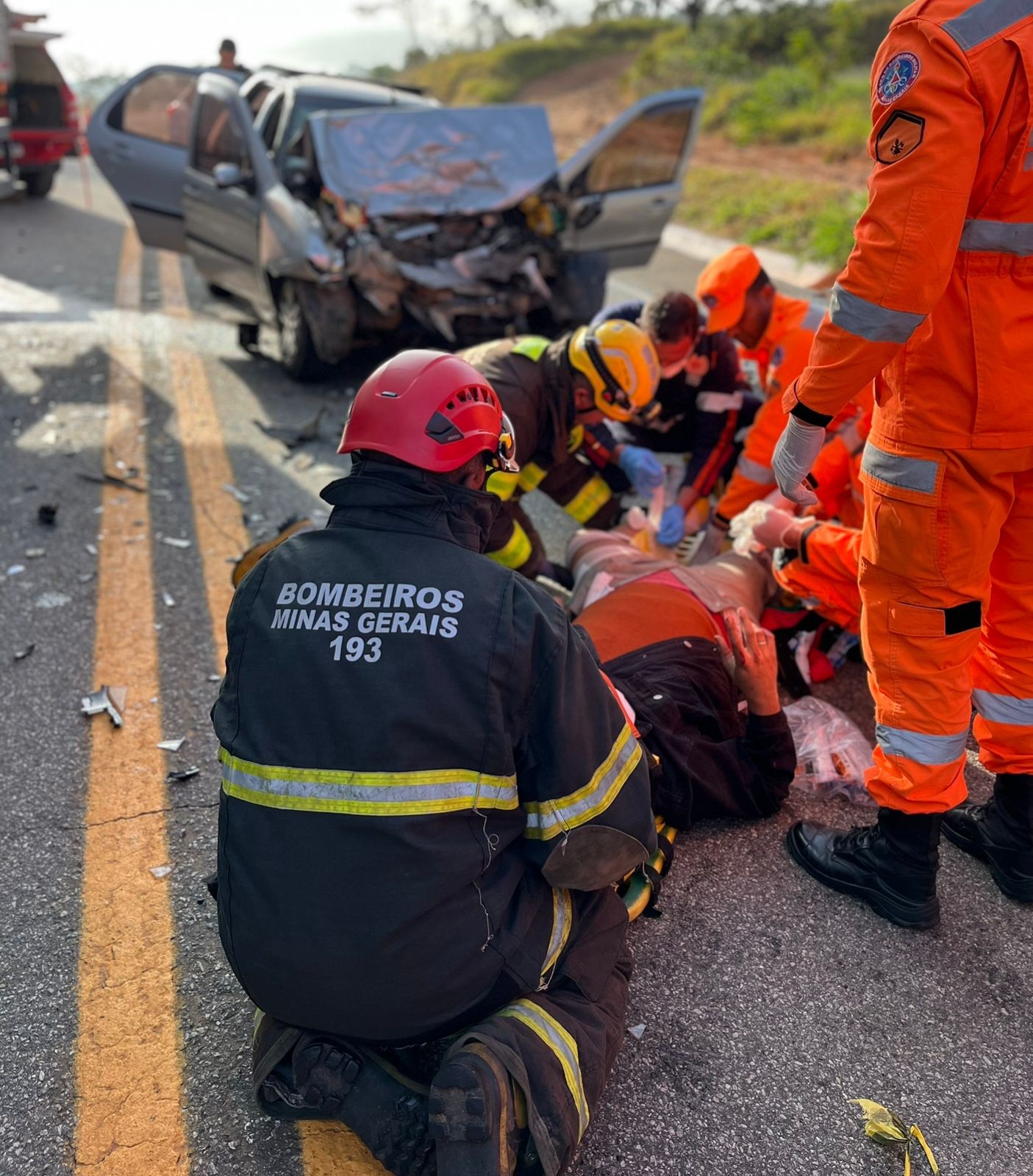 Motorista e passageiro ficam gravemente feridos em acidente na BR-494, em Oliveira