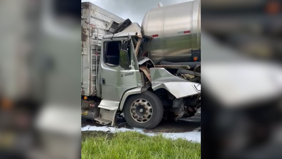 Motorista morre em acidente entre dois caminh�es e caminhonete na SP-300 em Guararapes (SP) � Foto: Imagens cedidas / L�zaro Jr. - Hoje Mais