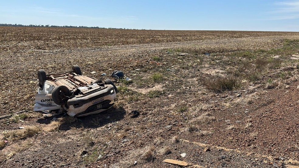 Carro de engenheiro agrônomo capota na MT-242 — Foto: Reprodução