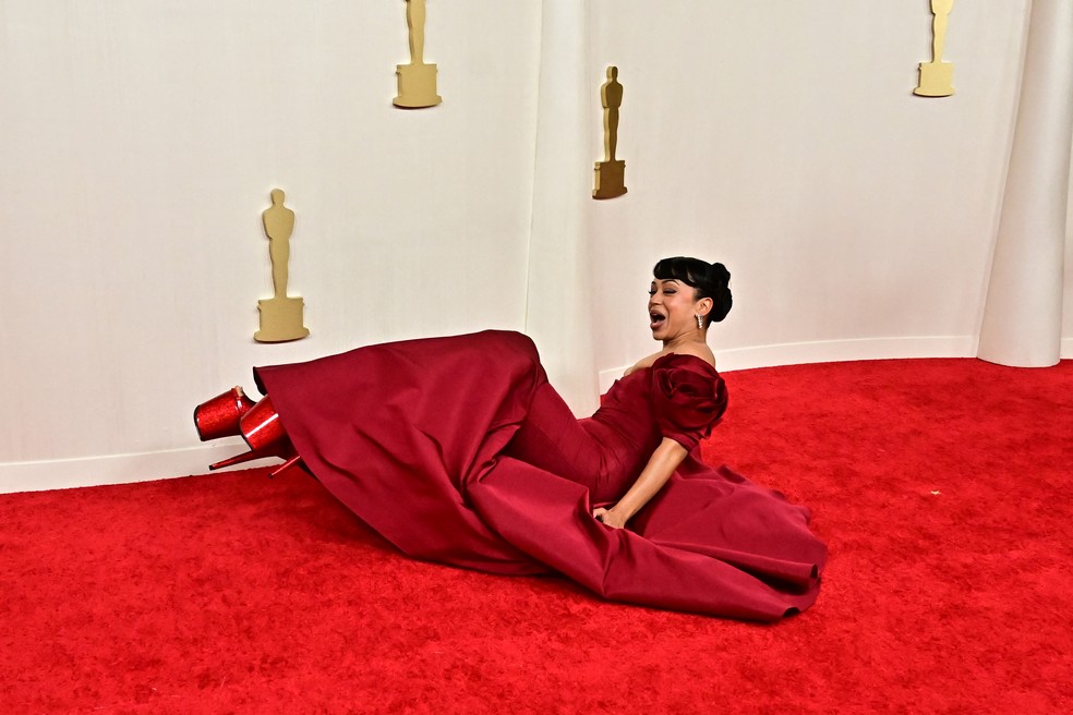 Atriz e comediante Liza Koshy leva tombo no tapete vermelho do Oscar 2024 — Foto: Frederic J. Brown / AFP
