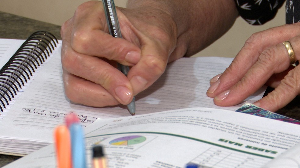 Quase 40 anos depois de parar de estudar quando casou e engravidou do primeiro filho, Neocêmia Batista voltou a sonhar com a universidade — Foto: TV Paraíba/Reprodução