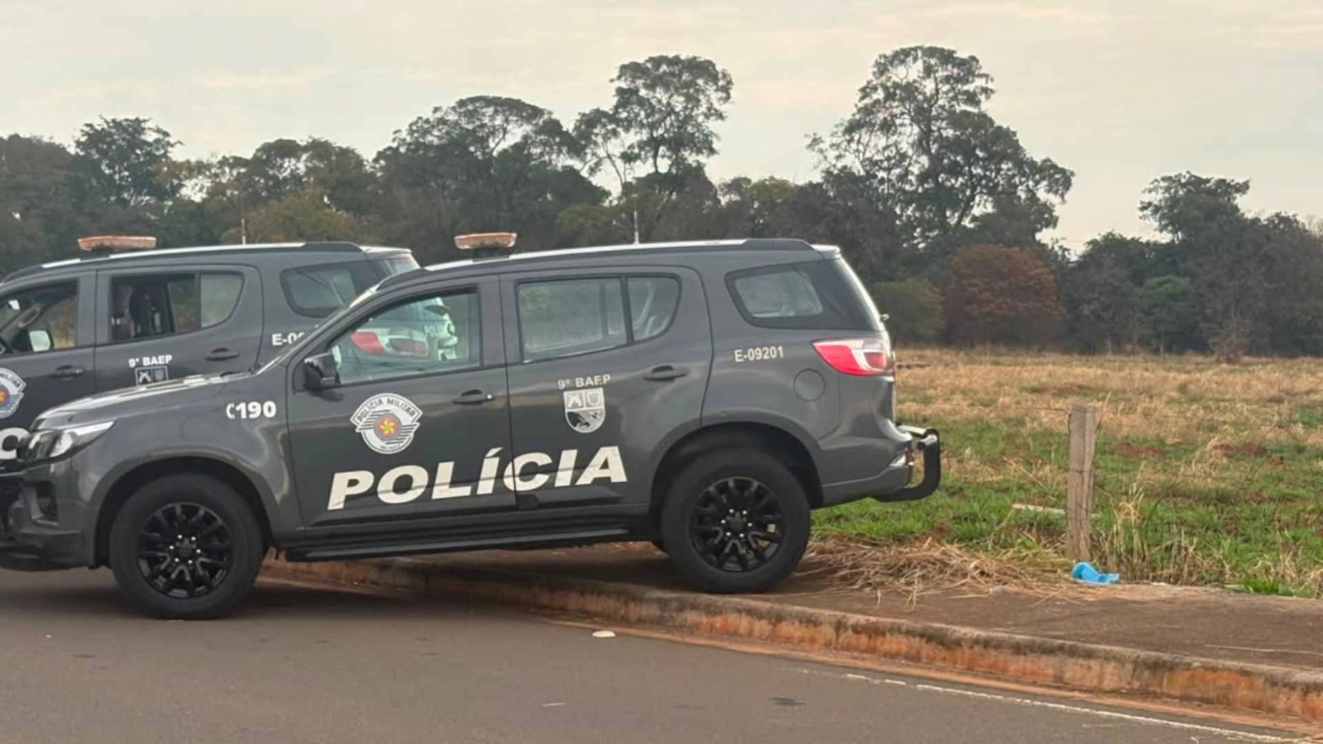 Dois suspeitos de tentar furtar empresa morrem em troca de tiros com policiais de folga 