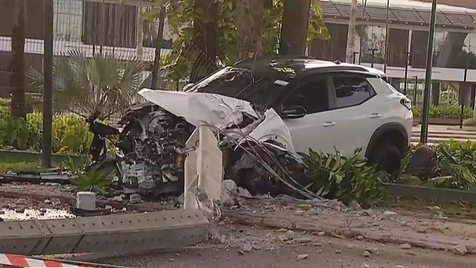 Carro derruba poste e fica destruído em acidente na av. Senador Lemos, em Belém