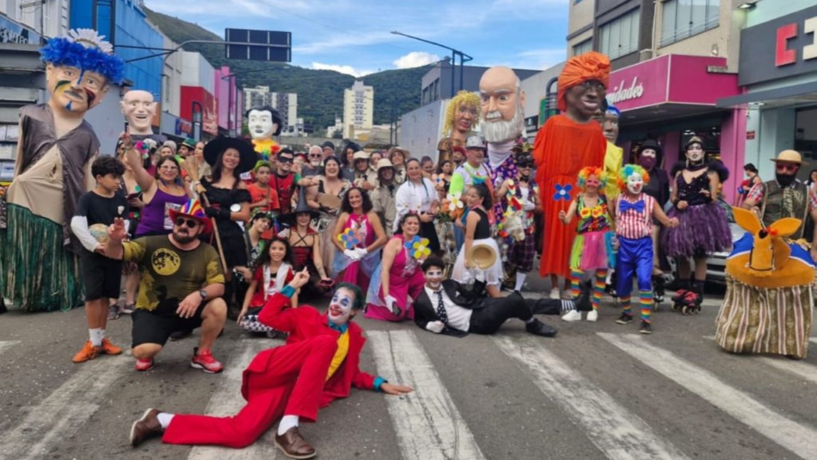 Charanga dos artistas reúne 8 bonecos e 17 grupos no carnaval de Poços 2026