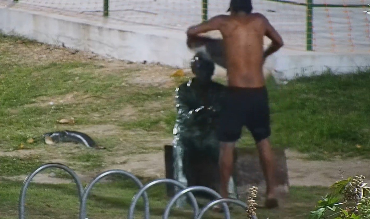 VÍDEO: imagens mostram homem vandalizando a estátua do sociólogo Betinho