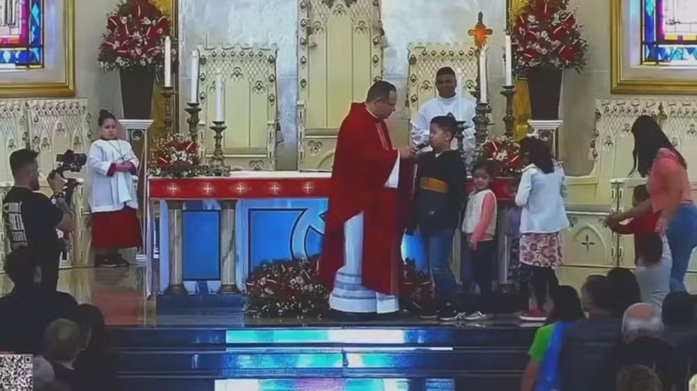 Menino fez o pedido inusitado durante a missa em Tupã — Foto: TV TEM/ Reprodução