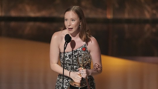 Representante de governo Trump critica discurso de atriz no Emmy - Ao vencer na categoria Melhor Atriz Coadjuvante em série de comédia, Hannah Einbinder criticou Serviço de Imigração americano e se solidarizou com o povo palestino.