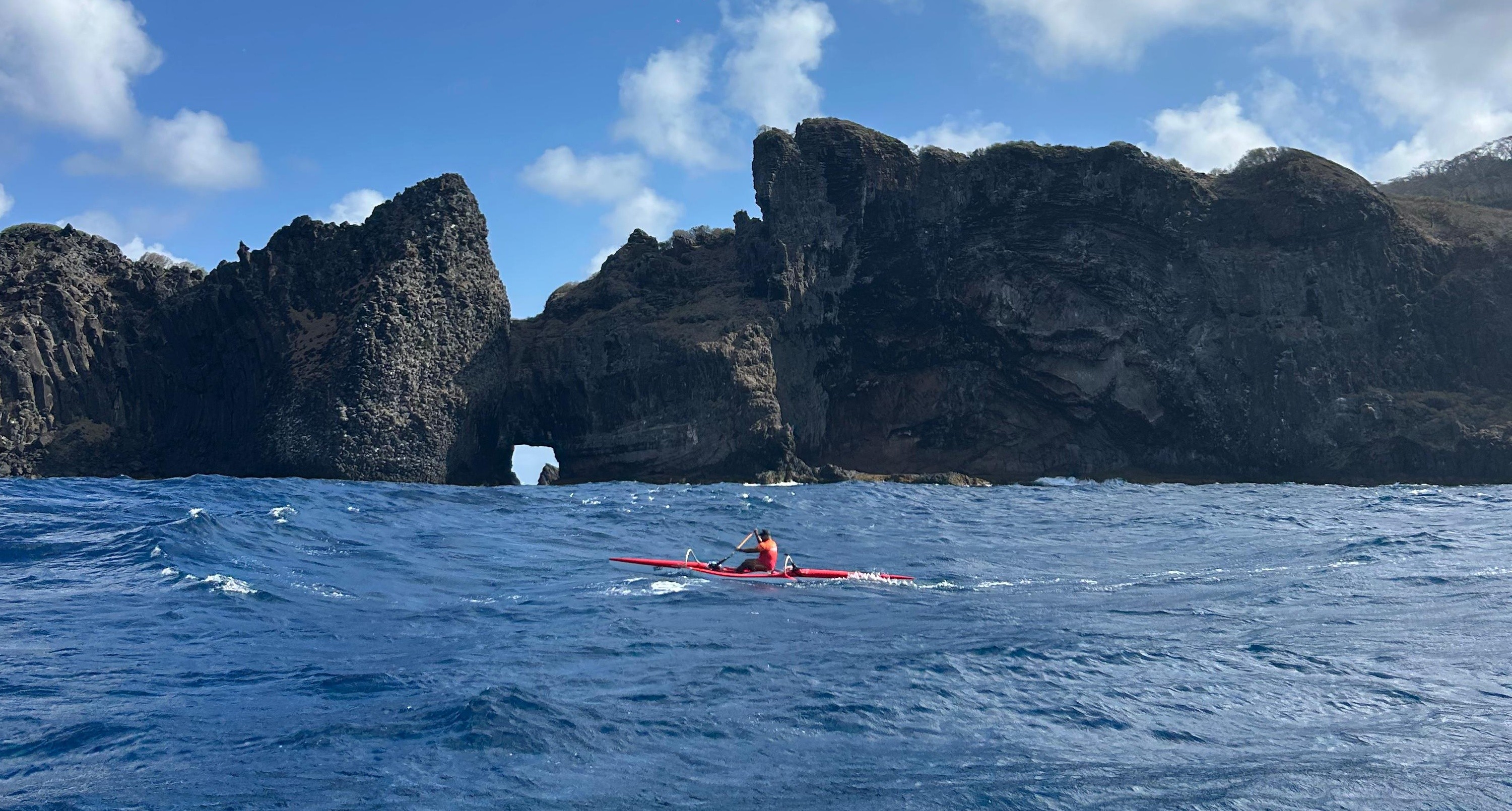 Remador de Fernando de Noronha dá volta na ilha sozinho e faz percurso histórico em canoa havaiana; VÍDEO