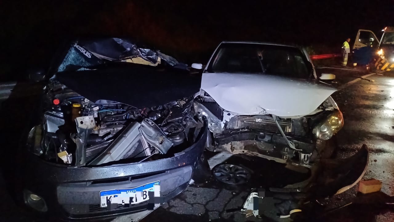 Acidente entre três carros e caminhão deixa dois mortos e sete feridos ...